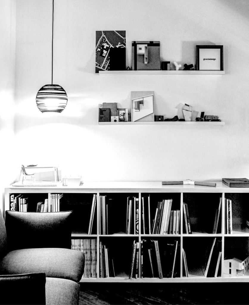 foto con divano e libreria all’interno della sala riunioni dello studio