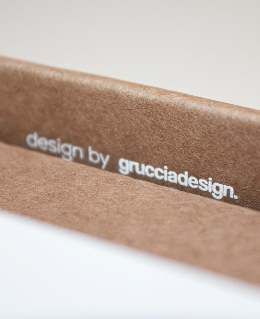 Dettaglio del packaging Elements con indicazione design by Grucciadesign